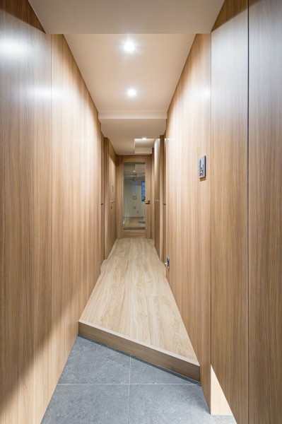 木のぬくもりを感じる気品溢れる玄関です。ダイニングからの光を取り込んだ明るい廊下部分は大切なご家族の「ただいま」「おかえり」が行き交う心温まる空間です。