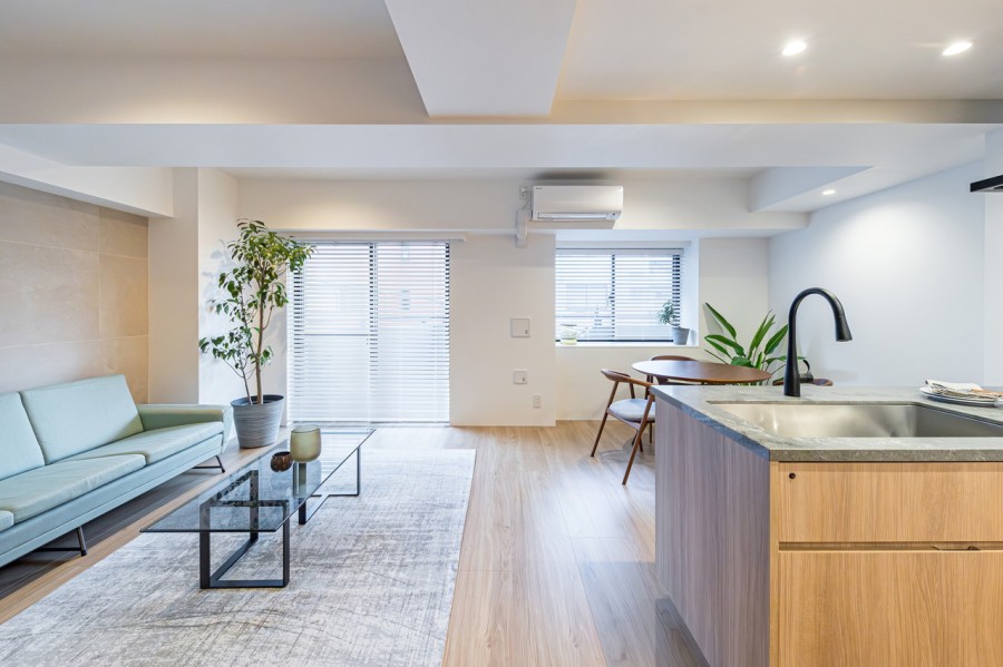 開口部の大きな窓から心がほっとするような明るい自然光が差し込み、穏やかな毎日をお過ごしいただける空間です。