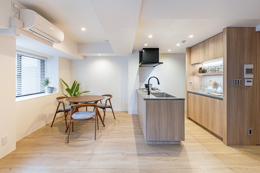 暮らしに大切な光と風が通り抜ける、穏やかな時間に纏われたリビングダイニングです。都会の喧騒を忘れさせ、心安らぐ上質な暮らしが叶います