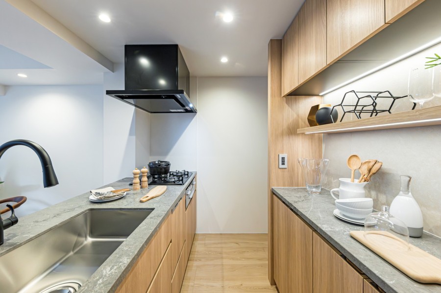 お部屋の雰囲気に溶け込む、インテリアの一部のようなオープンキッチンです。快適な家事動線が確保され、住まいと暮らしにフィットするデザイン性と機能性を兼ね備えています。