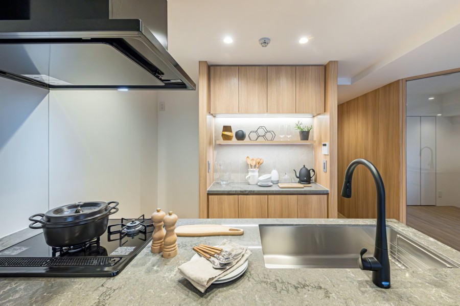 キッチン背面には収納豊富でカウンタースペースも広いカップボードがあります。間接照明がよりいっそう上質空間を創り出す気品溢れるキッチンです。