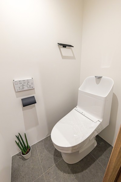 ブラックとホワイトでまとめたレストルームです。優れた節水効果や汚れが付きにくい便座などの機能付きです。