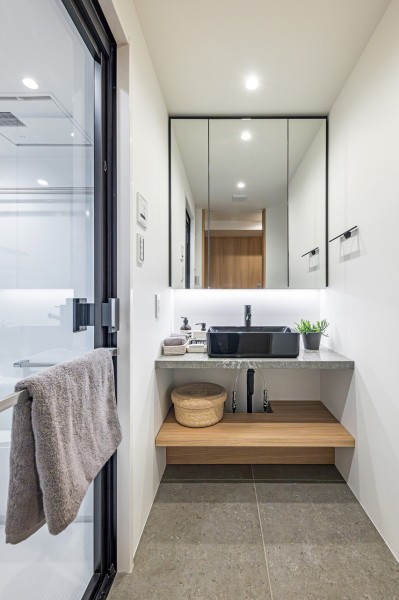 洗面化粧台は、キッチンと同じく田中工藝製で上品さが宿ります。入浴後の豊かな時間を演出し、心からくつろげるプライベートスペースです。