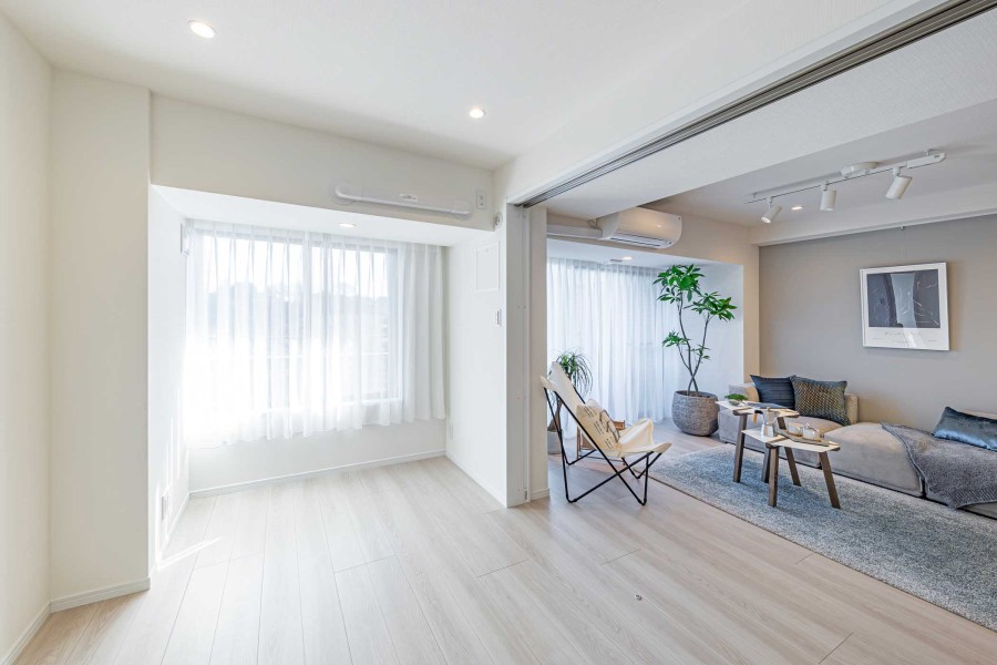 洋室4はリビングに隣接しており、拡張リビングとしてもお使いいただけます。南向きのバルコニーに面しており日差しもたっぷりです。