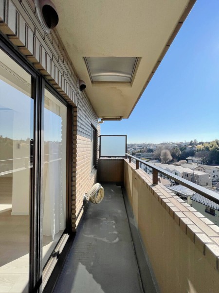 バルコニーからは、遠くまで空が見渡せる見晴らしの良い眺望が広がっています。晴れた日には洗濯物がしっかり乾きそうです。