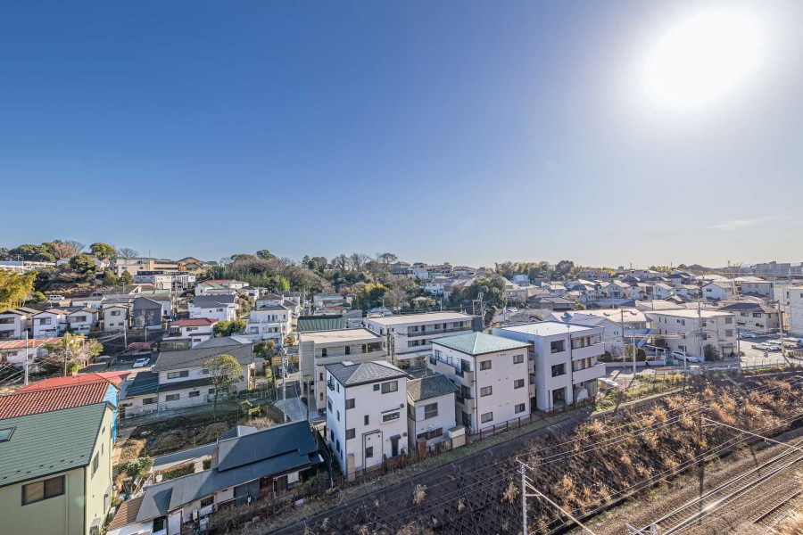 目線を上げると青々とした空を望める眺望です。だんだんと変わっていく空の色を愉しみ、リフレッシュするのも良さそうです。