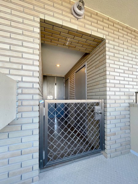 ポーチ付き玄関は、プライバシーを守ることができるうえに、防犯面でも高い効果が期待できます。