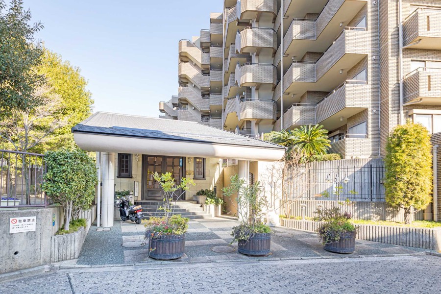 エントランスの外まで管理が行き届いた綺麗なマンションは、邸宅へ導くアプローチが気分を高めてくれます。オートロック付きなのでセキュリティ面も安心ですね。