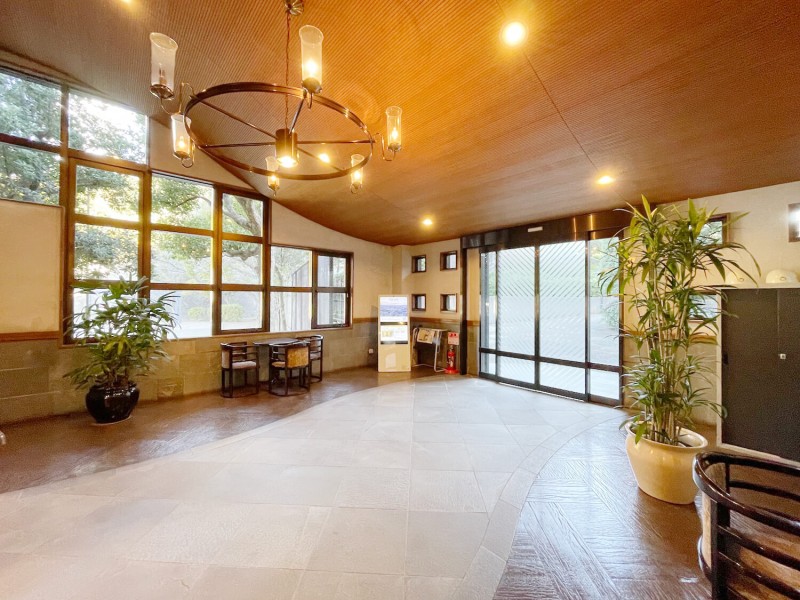 モダンな色合いが高級感を感じさせるエントランスホールです。爽やかな光と風を採り入れ、グレードの高さを誇っています。