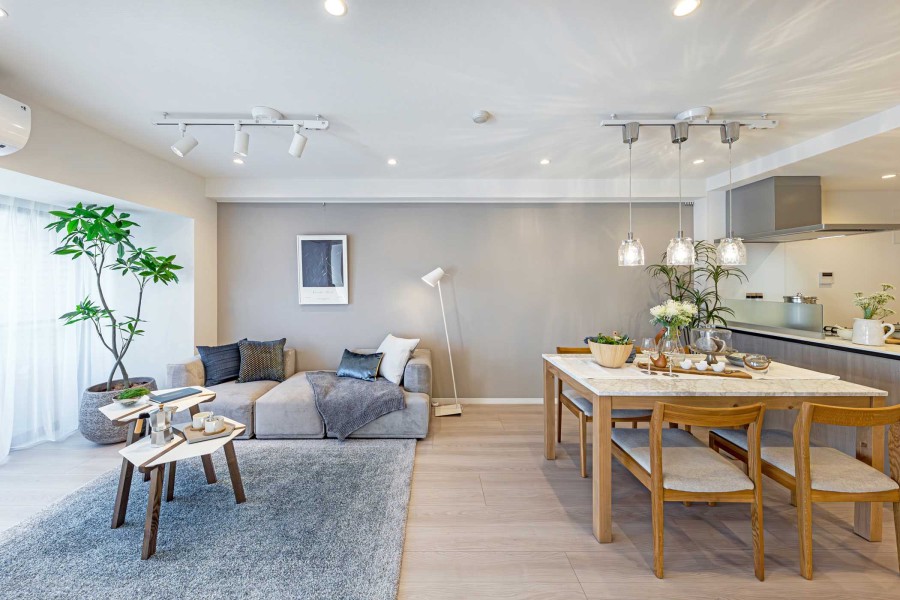 リビングは床暖房付きで1年中快適にお過ごしいただけます。さらにピクチャーレールがあるので、お気に入りの絵やインテリアを飾って楽しめます。