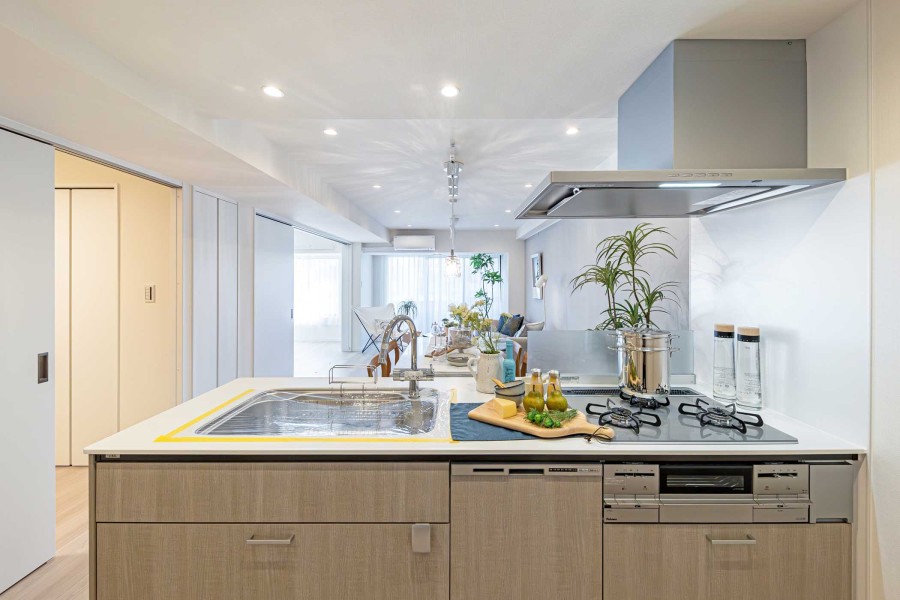 リビングにいるご家族とおしゃべりしながら家事ができる人気のオープンキッチンです。住まいと暮らしにフィットするデザイン性と機能性を兼ね備えています。