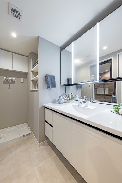 空間に美しく溶け込むスタイリッシュなデザインの洗面化粧台です。豊かな洗面空間での暮らしを、毎日お楽しみいただけます。