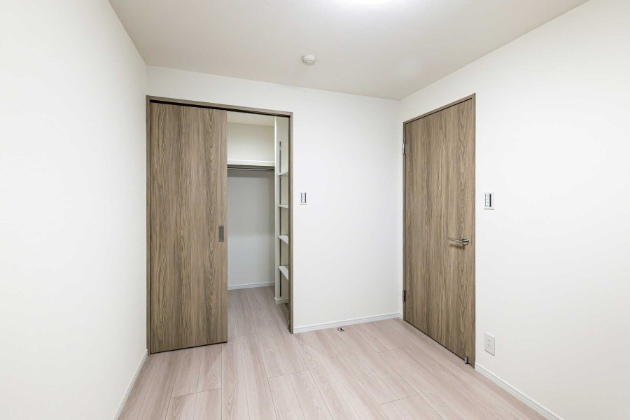 洋室1には頼もしい収納力をもつウォークインクローゼットを備え付けました。荷物はたっぷりしまい居室部分は広々とお使いいただけます。