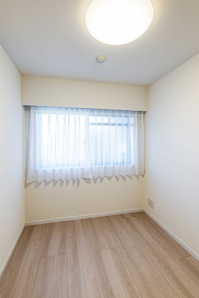 北側にある洋室2にも穏やかな自然光が注がれます。ほっと一息つける安らぎの時間が流れます。