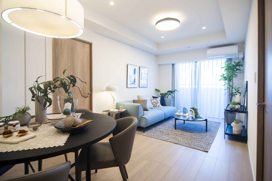 部屋の中心にあるリビングダイニング(約16.5帖)は、家族や友人と楽しい一時をお過ごしいただける空間です。カーテンの向こうから心地よい光が差し込み、より快適な空間へと演出します。