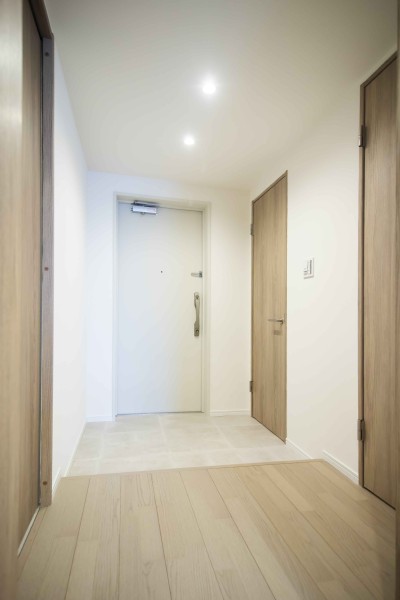 お部屋の第一印象となる玄関は、シューズインクローゼットを設置したので、スッキリと綺麗にお使いいただけます。お好みの観葉植物などを置いて楽しんでいただける空間です。