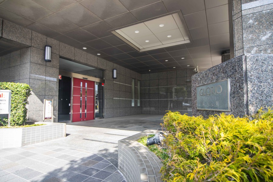 スタイリッシュに加え質感があり機能的でもあるエントランス。邸宅へ導くアプローチが気分を高めてくれます。