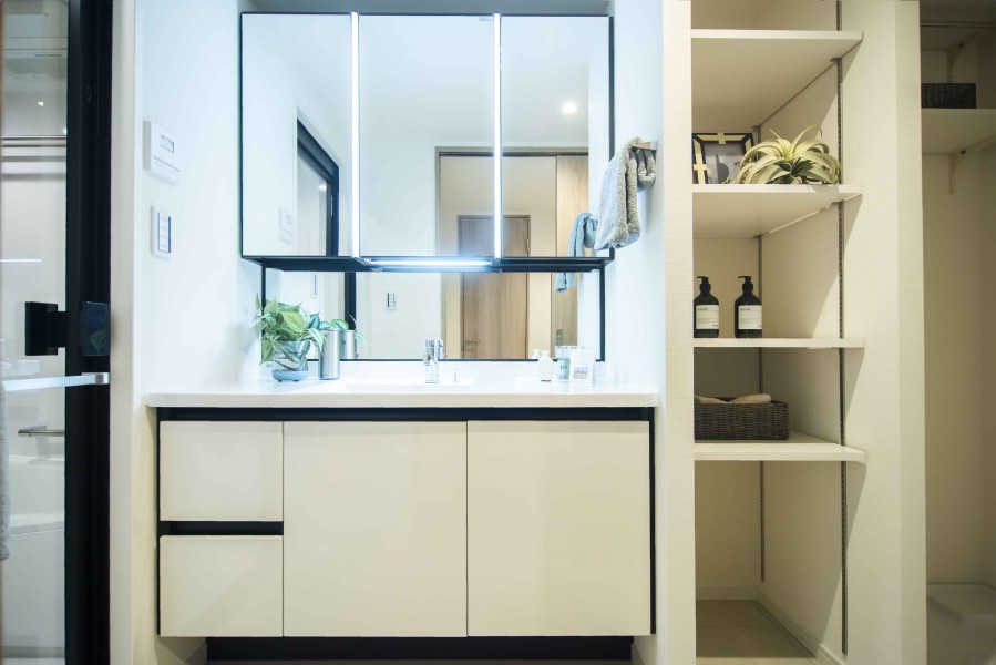 収納豊富で実用的な洗面化粧台を新規設置しました。洗面室にはタオルや着替え、洗剤などの収納に便利なリネン棚を備え付け、使いやすさを重視した工夫を詰め込みました。