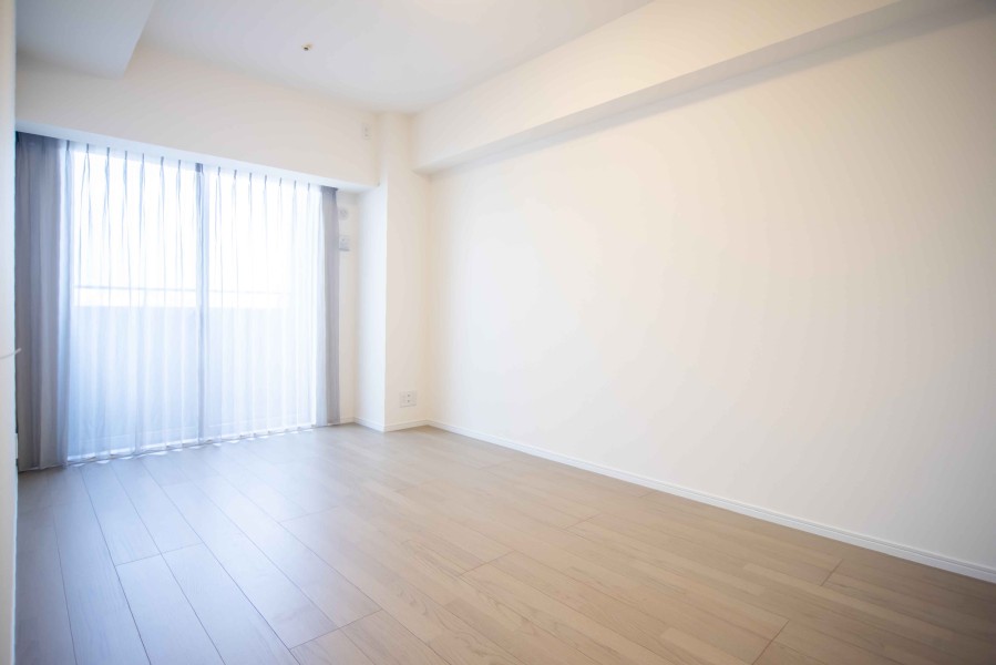 主寝室にぴったりな洋室1です。過ぎゆく時間をのびやかに感じ、プライべート時間を満喫できるお部屋です。間口の大きなクローゼットが備わっており、お部屋をスッキリとお使いいただけます。