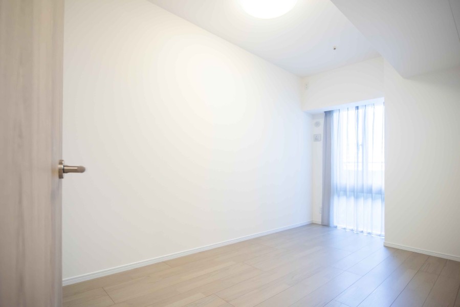 洋室2にも穏やかな自然光が注がれます。心地よい素材感を活かし、ぬくもりが感じられるナチュラルテイストな住空間です。