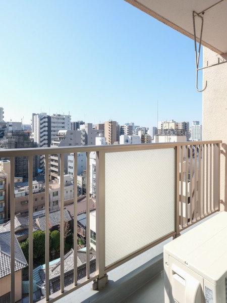 心地よい陽光を取り込み、空間をゆるやかに紡ぐバルコニーです。広がる青空を眺めてほっと一息、リフレッシュスペースにどうぞ！