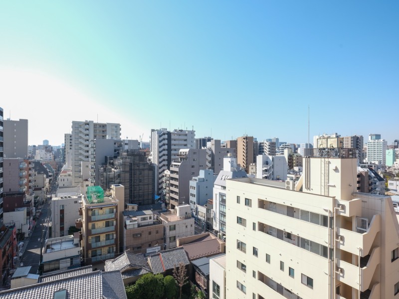 バルコニーからの眺望です。のびやかに広がる空が日常になり、至福の時間に包まれる住まいです。