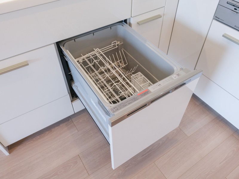 ◆食器洗浄乾燥機◆家事の時間を短縮できる優れもの。さらに節水・節約を同時に行うことができるので、大変人気があり重宝します。