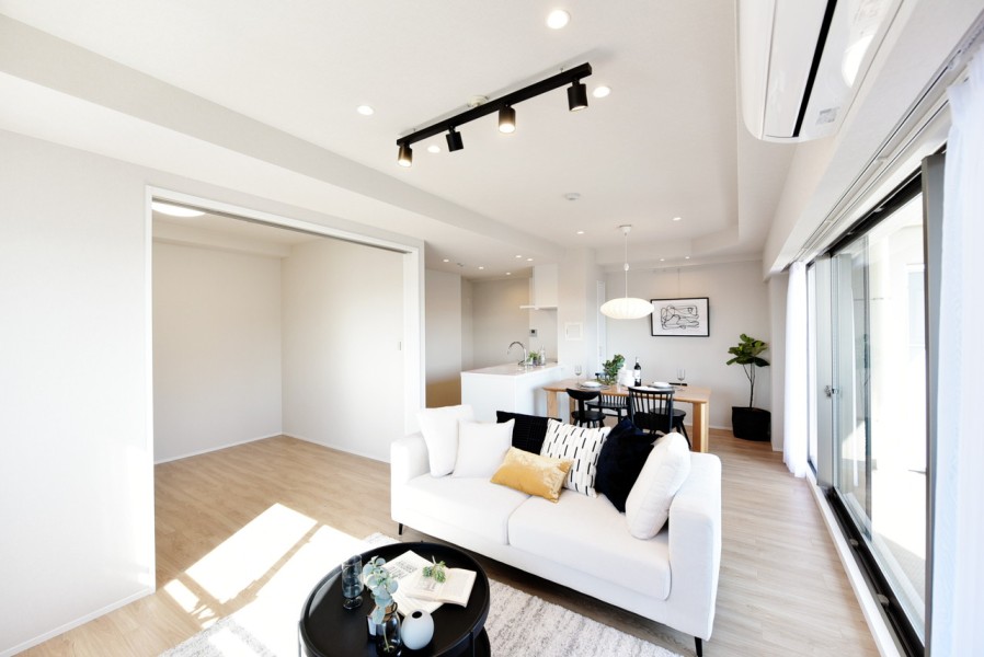 約16.2帖のゆったりとしたLDKには床暖房も完備しており、ゆったりと寛げる空間です。二面採光で陽当り・眺望良好な最上階の南東角住戸です。バルコニーに面した大きな開口部から優しい光が入ります。