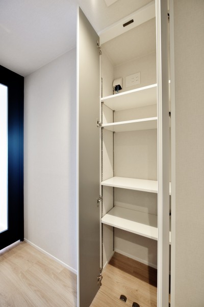 廊下にも収納を設置致しましたので、買い置きやお掃除用品、家族共用の物など、あらゆる物を収納出来ます。