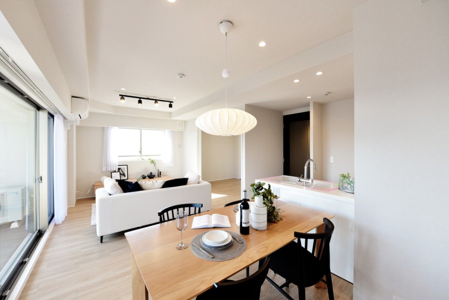 二面採光で明るく開放的なリビングです。ピクチャーレールを設置しておりますので、お好みのアートやグリーンで空間を演出して頂けます。シンプルな内装なので、どんな家具とも馴染みが良いです。