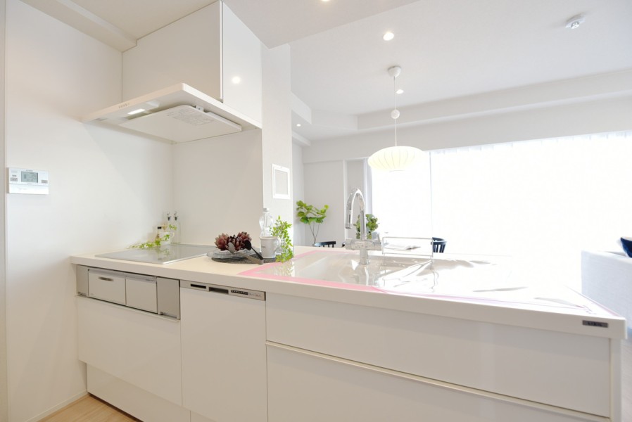 対面式のオープンキッチンです。オール電化ですので、ＩＨコンロを採用しています。空気も汚れにくく安全に使用出来ます。開放的な空間で家事ができ、リビングの家族ともコミュニケーションが取りやすいです。