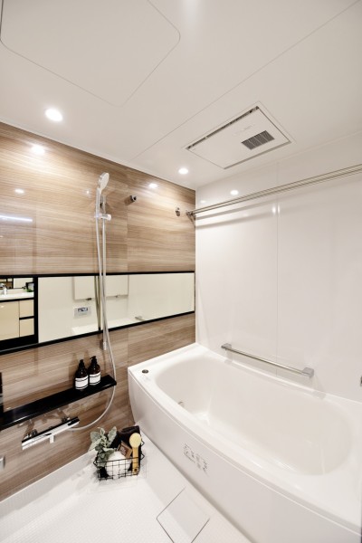 浴室暖房乾燥機も完備の浴室です。花粉のシーズンや、梅雨時には衣類の乾燥など一年中快適にお使い頂けます。光沢感のある木目調のパネルが、より一層くつろぎと高級感を醸し出します。