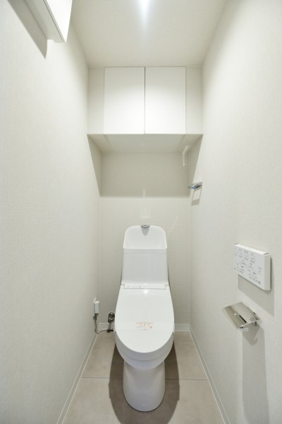 TOTO製ウォシュレット一体型のトイレはお手入れ楽々な機能を多数搭載しており、毎日のお掃除も楽々です。上部には吊戸棚を設置しましたので、小物類の収納にも便利です。