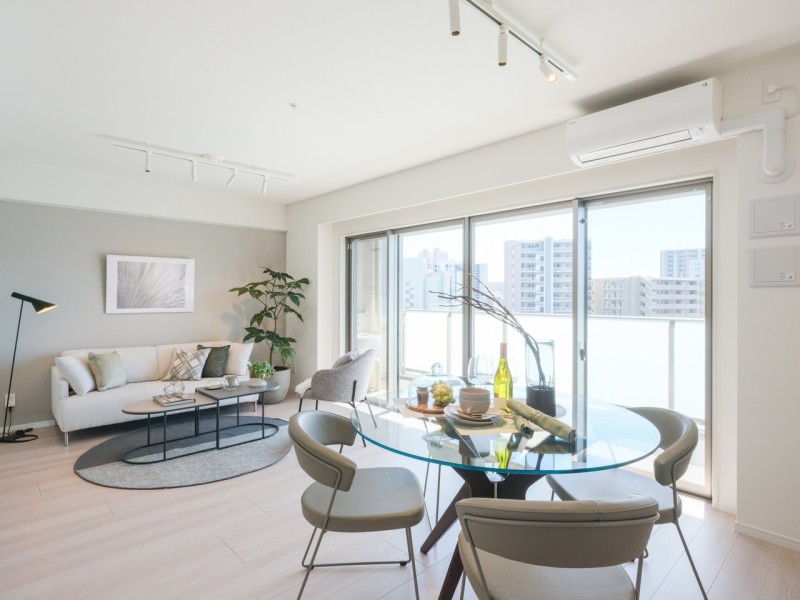 約18m²というゆとりがあり、たっぷりの光を取り込んだ明るく開放的なLDKです。床暖房が敷設されており、足元ぽかぽか♪寒い季節も快適にお過ごしいただけます。