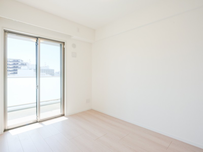 洋室2はバルコニーに面した開放感溢れるお部屋です。明るく、過ぎゆく時間をのんびりと感じることができる空間です。