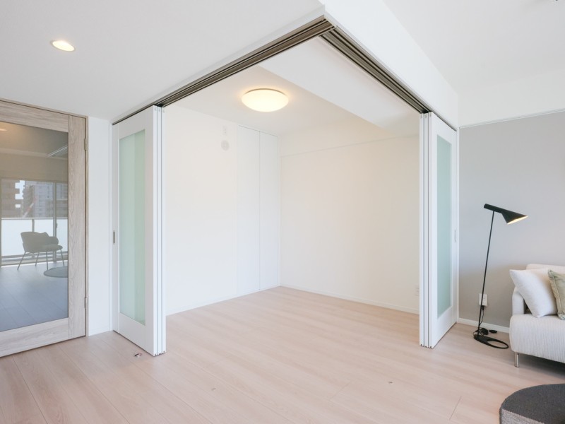 約4.3帖の洋室3は扉の開閉次第でテレワークなどの作業スペースにしたり、拡張リビングにしたりとフレキシブルな使い方が可能です。