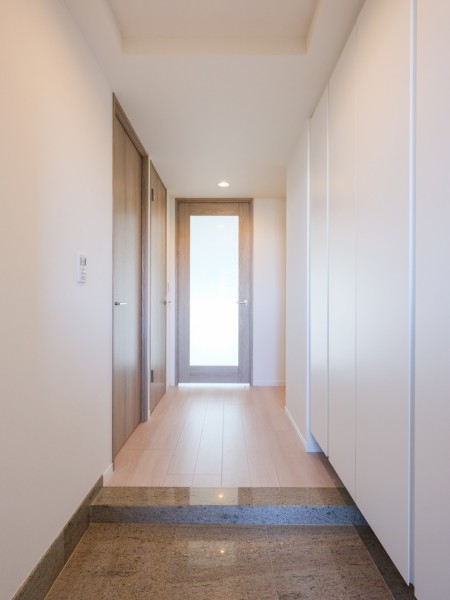 ダイニングからの光を取り込んだ明るい玄関です。大切なご家族の「ただいま」「おかえり」が行き交う心温まる空間です。