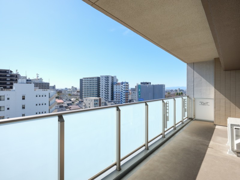 南向き×9階部分につき開放感が溢れるバルコニーです。心がほっとするような光と心地よい風を感じ、日々をアップデートできそうです。