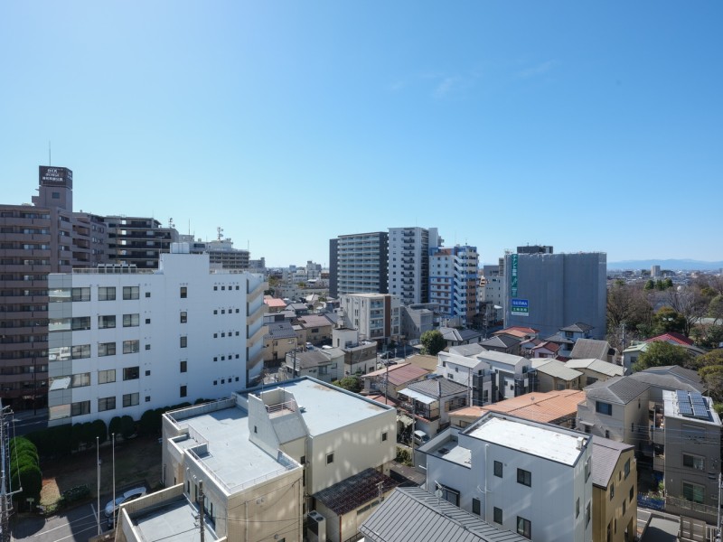 青々とした開けた空を見渡せる開放的な眺望です。のびやかに広がる空が日常になり、至福の時間に包まれる住まいです。