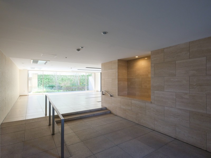 エントランスホールは気品と格調高さを感じさせるリュクスな空間。自然光が降り注ぎ、居住者様の快適な住まいを予感させます。