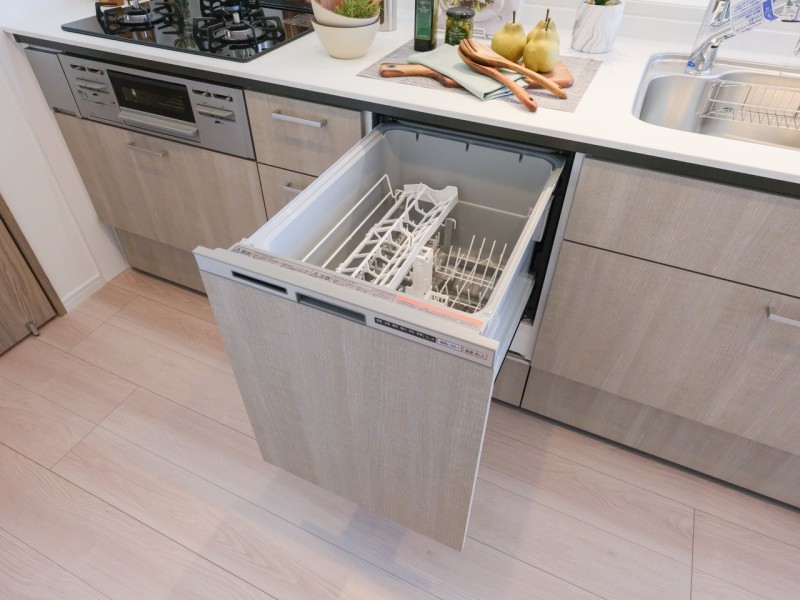 ◆食器洗浄乾燥機◆家事の時間を短縮できる優れもの。さらに節水・節約を同時に行うことができるので、大変人気があり重宝します。