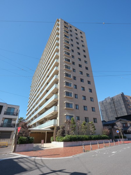 『浦和』駅徒歩10分平成23年築・住友商事㈱旧分譲マンションです。安心のオートロック・宅配ボックス完備。周辺には商店街やスーパーが多数あり、充実した暮らしやすい住環境です。