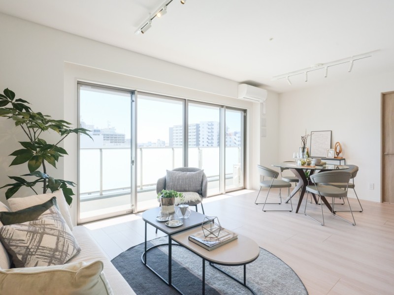 窓の向こうに広がる開放的な眺望をリビングからも見渡すことができます。自分の世界に没頭する時間も、ご家族の団らんも大切にできる空間です。