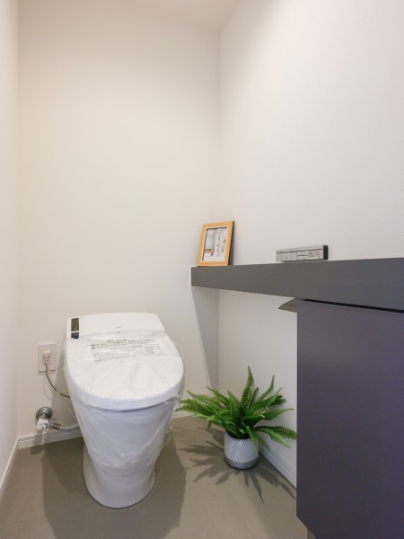 毎日使う場所だからこそ、清潔感と使いやすさを考慮したレストルーム。タンクレストイレやスティックリモコンでスタイリッシュな空間を演出します。