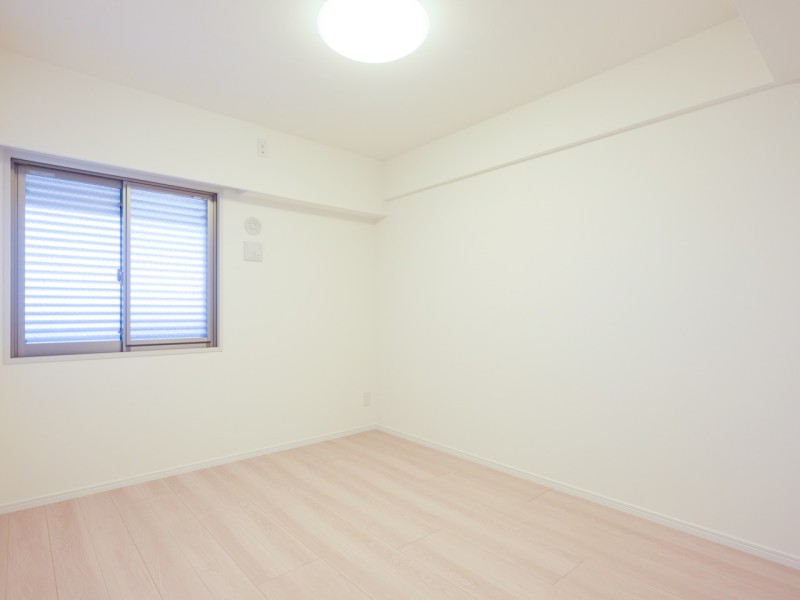 リビングから離れた洋室1は約6.4帖のプライベートルームです。クローゼット付きで居住スペースを広々とお使いいただけます。