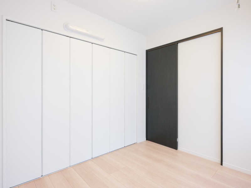 お部屋のクローゼットには2段ハンガーパイプなどを備え、お手持ちの衣服などをたっぷり収納できそうです。