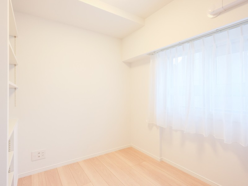 キッチン奥に位置するサービスルーム(納戸)です