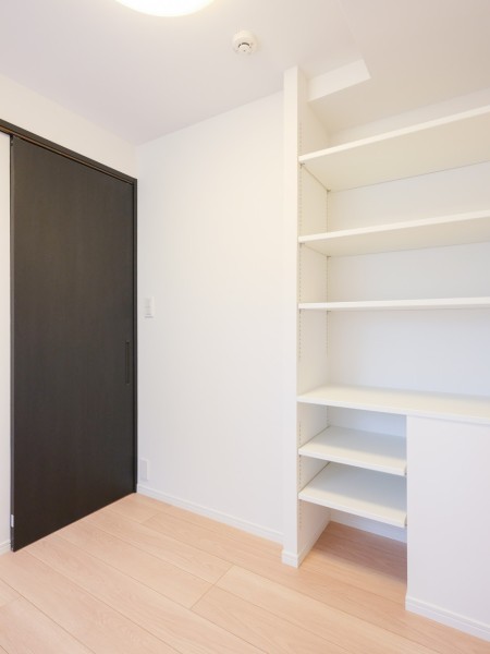 サービスルームには可動式収納棚が備わっています。収納アイテムに合わせた自由な高さ調整が可能です。