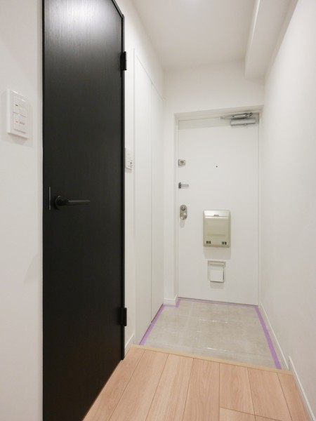 白を基調とした清潔感のある玄関です。人感センサー付きライトを設置したので、暗い時間帯のご帰宅や両手が塞がっているときも快適です