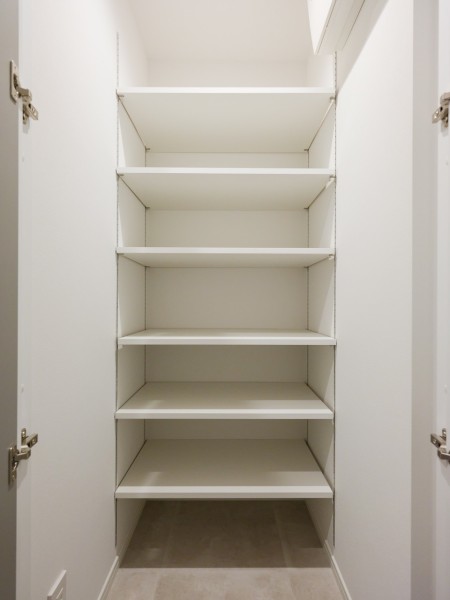 玄関からアクセスできるシューズインクローゼットです。豊富な可動棚付きでシューズはもちろん、アウトドアグッズや雨具なども収納可能です。